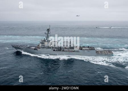Il cacciatorpediniere guidato USS Halsey transita nell'Oceano Pacifico. Foto Stock