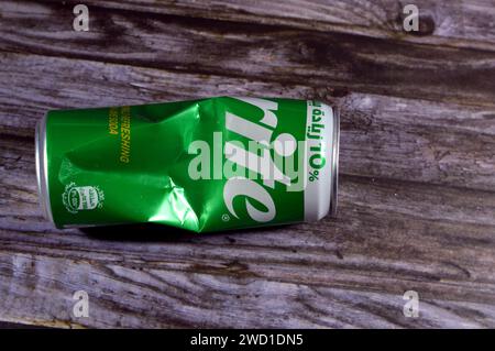 Cairo, Egitto, 15 gennaio 2024: Soda limone-lime schiacciato sprite può bere, una bevanda analcolica limonosa chiara al limone e al lime creata dalla Coca-Cola C. Foto Stock
