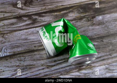 Cairo, Egitto, 15 gennaio 2024: Soda limone-lime schiacciato sprite può bere, una bevanda analcolica limonosa chiara al limone e al lime creata dalla Coca-Cola C. Foto Stock