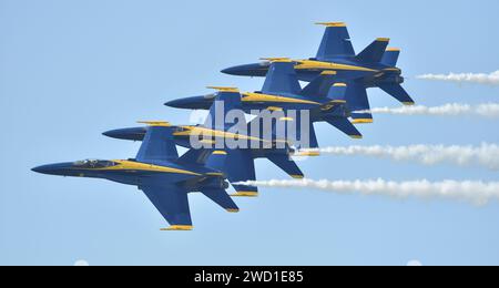 Gli U.S. Navy Blue Angels eseguono la manovra di Echelon Parade di sinistra. Foto Stock