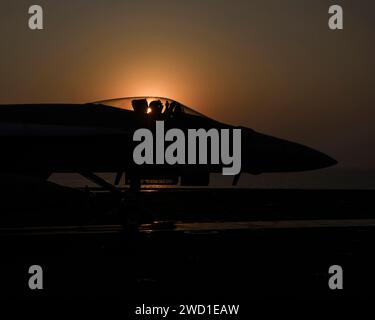 Un F/A-18E Super Hornet si prepara al lancio dal ponte di volo della USS Nimitz. Foto Stock