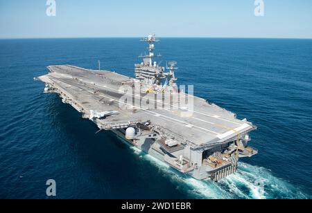 I marinai si preparano a partecipare a una corsa 5K sul ponte di volo della USS Harry S. Truman. Foto Stock