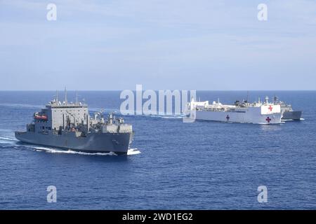La USNS comfort effettua un rifornimento in mare con la USNS William McLean e la USNS Supply. Foto Stock