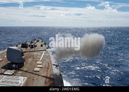 Il cacciatorpediniere guidato USS Stethem spara il suo cannone da 5 pollici nelle acque a sud del Giappone. Foto Stock