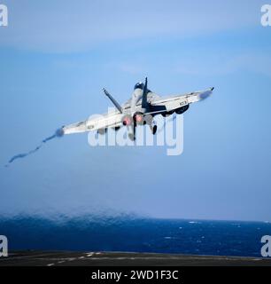 Un F/A-18F Super Hornet viene lanciato dal ponte di volo della USS Carl Vinson. Foto Stock