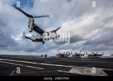 Un MV-22 Osprey atterra sul ponte di volo della USS Ronald Reagan. Foto Stock