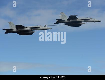 Gli F/A-18E Super Hornets mostrano il rifornimento in volo sull'Oceano Pacifico. Foto Stock