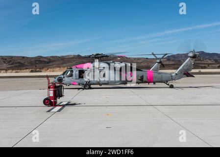 Un elicottero MH-60S Sea Hawk è pronto per il volo per aiutare a combattere gli incendi della California. Foto Stock