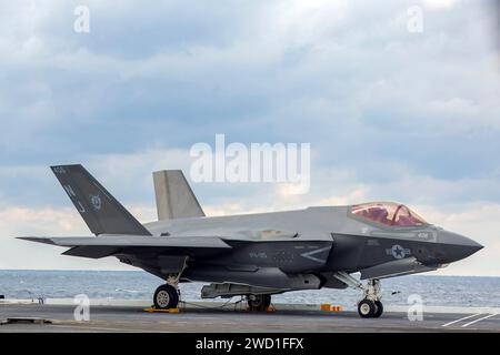 Un F-35C Lightning II si trova sul ponte di volo a bordo della USS Abraham Lincoln. Foto Stock