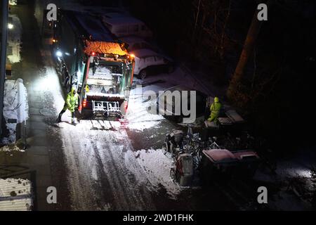 Kastrup/Copenhgen/ Danimarca /18 gennaio 2024/.camion per il controllo dei rifiuti in azione nelle condizioni climatiche nevose per raccogliere i rifiuti a Kastrup. (Foto: Francis Joseph Dean/Dean Pictures) Foto Stock