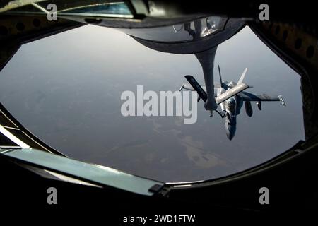 Un F/A-18C Hornet del corpo dei Marines degli Stati Uniti riceve carburante da uno Stratotanker KC-135 della U.S. Air Force. Foto Stock