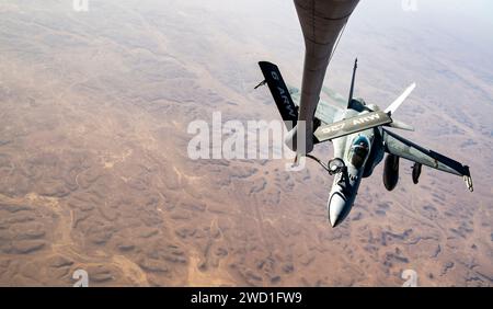 Un F/A-18C Hornet del corpo dei Marines degli Stati Uniti riceve carburante durante una missione. Foto Stock