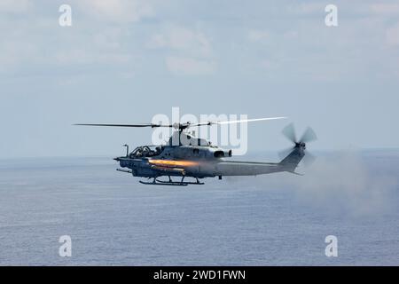 Un elicottero AH-1Z Viper del corpo dei Marines degli Stati Uniti spara un missile AIM-9 Sidewinder. Foto Stock