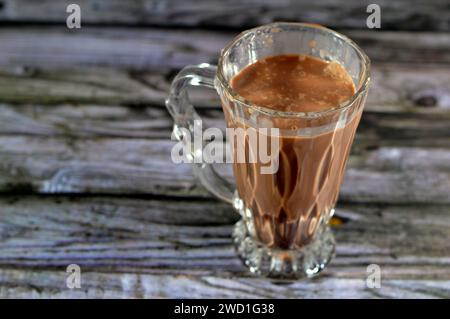 Bevanda al cioccolato al latte, un tipo di latte aromatizzato ottenuto mescolando solidi di cacao con latte (a base di latte o vegetale), zucchero utilizzato nel cioccolato commerciale Foto Stock