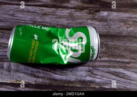 Cairo, Egitto, 15 gennaio 2024: Soda limone-lime schiacciato sprite può bere, una bevanda analcolica limonosa chiara al limone e al lime creata dalla Coca-Cola C. Foto Stock