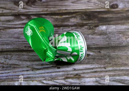 Cairo, Egitto, 15 gennaio 2024: Soda limone-lime schiacciato sprite può bere, una bevanda analcolica limonosa chiara al limone e al lime creata dalla Coca-Cola C. Foto Stock