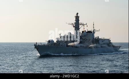 La fregata della Royal Navy HMS Montrose (F236) scarica le manichette antincendio nel Golfo dell'Oman. Foto Stock