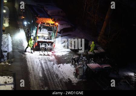 Kastrup/Copenhgen/ Danimarca /18 gennaio 2024/.camion per il controllo dei rifiuti in azione nelle condizioni climatiche nevose per raccogliere i rifiuti a Kastrup. Foto: Francis Joseph Dean/Dean Pictures Foto Stock