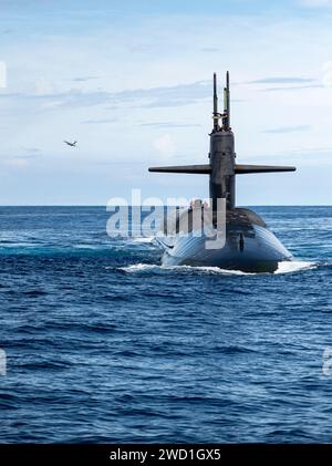 Un C-17 Globemaster III della U.S. Air Force consegna un carico utile alla USS Henry M. Jackson. Foto Stock