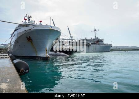 Navi della Marina francese e sottomarini ormeggiati presso la base navale degli Stati Uniti Guam. Foto Stock