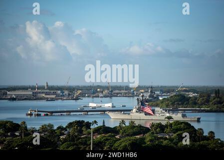 Il cacciatorpediniere missilistico guidato USS Michael Murphy passa davanti a Ford Island e all'USS Arizona Memorial a Pearl Harbor. Foto Stock