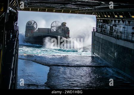Un cuscino d'aria Landing Craft si imbarca sulla nave di attracco della piattaforma di atterraggio USS Portland. Foto Stock