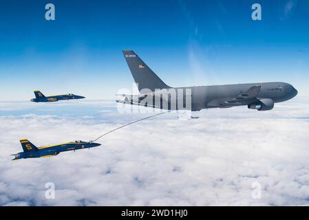 Due petroliere KC-46 riforniscono lo U.S. Navy Flight Demonstration Squadron, i Blue Angels. Foto Stock