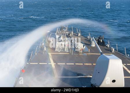 Il cacciatorpediniere guidato-missile classe Arleigh Burke USS Russell transita nell'Oceano Pacifico. Foto Stock