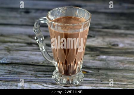 Bevanda al cioccolato al latte, un tipo di latte aromatizzato ottenuto mescolando solidi di cacao con latte (a base di latte o vegetale), zucchero utilizzato nel cioccolato commerciale Foto Stock