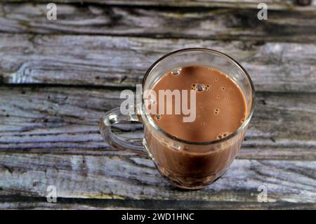 Bevanda al cioccolato al latte, un tipo di latte aromatizzato ottenuto mescolando solidi di cacao con latte (a base di latte o vegetale), zucchero utilizzato nel cioccolato commerciale Foto Stock