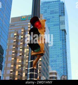 I semafori all'incrocio tra West Georgia e Granville Street a Vancouver, British Columbia, Canada Foto Stock