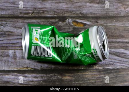 Cairo, Egitto, 15 gennaio 2024: Soda limone-lime schiacciato sprite può bere, una bevanda analcolica limonosa chiara al limone e al lime creata dalla Coca-Cola C. Foto Stock