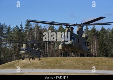 Due elicotteri CH-47 Chinook dell'esercito degli Stati Uniti decollano dalla Grafenwoehr Training area, Germania. Foto Stock