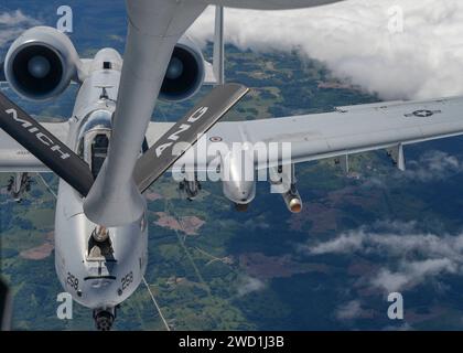 Un KC-135 Stratotanker della U.S. Air Force rifornisce un A-10 Thunderbolt II Foto Stock