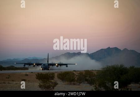 Un C-130 Hercules dell'aeronautica militare statunitense atterra su una pista di spedizione nell'Arizona meridionale. Foto Stock