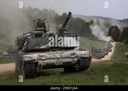 I carri armati M1 Abrams dell'esercito statunitense eseguono una manovra strategica di convoglio presso l'area di addestramento di Hohenfels, in Germania. Foto Stock