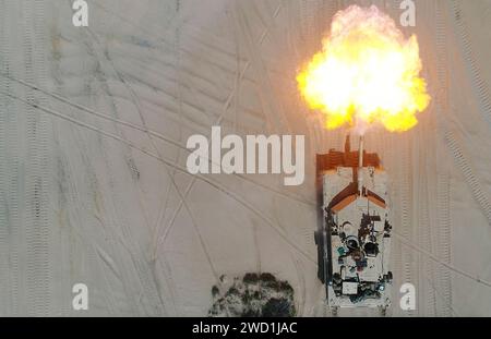 I Marines sparano il carro armato M1A1 Abrams durante un'esercitazione sotto tensione. Foto Stock