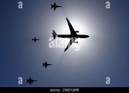 Una formazione di aerei della Royal Australian Air Force sorvolano Melbourne, Australia. Foto Stock