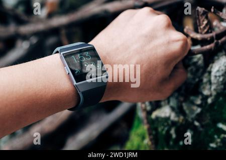 HCMC, VN - gennaio 2024. Smartwatch Fibit Ionic Foto Stock