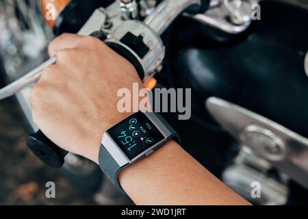 HCMC, VN - gennaio 2024. Smartwatch Fibit Ionic Foto Stock