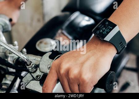 HCMC, VN - gennaio 2024. Smartwatch Fibit Ionic Foto Stock