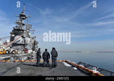 I marinai a bordo della USS Bataan guardano mentre la nave si prepara ad attraversare l'Hampton Roads Bridge Tunnel per un esercizio di addestramento. Foto Stock