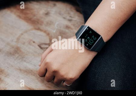 HCMC, VN - gennaio 2024. Smartwatch Fibit Ionic Foto Stock