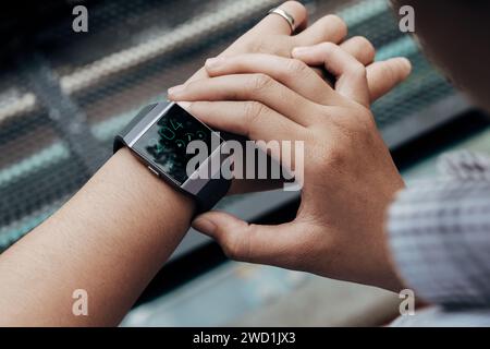 HCMC, VN - gennaio 2024. Smartwatch Fibit Ionic Foto Stock