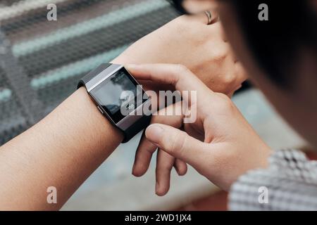 HCMC, VN - gennaio 2024. Smartwatch Fibit Ionic Foto Stock