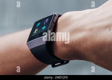 HCMC, VN - gennaio 2024. Smartwatch Fibit Ionic Foto Stock