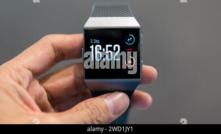 HCMC, VN - gennaio 2024. Smartwatch Fibit Ionic Foto Stock