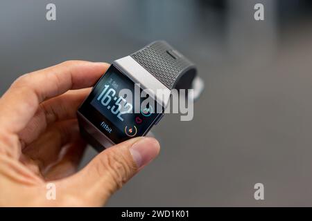 HCMC, VN - gennaio 2024. Smartwatch Fibit Ionic Foto Stock