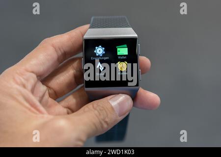 HCMC, VN - gennaio 2024. Smartwatch Fibit Ionic Foto Stock