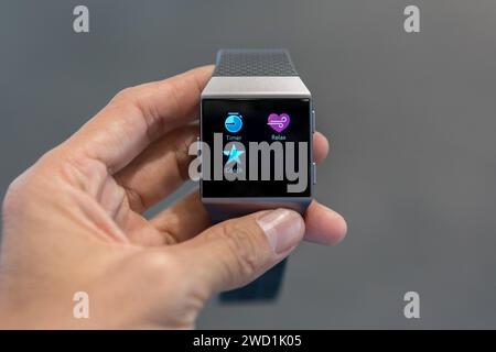 HCMC, VN - gennaio 2024. Smartwatch Fibit Ionic Foto Stock